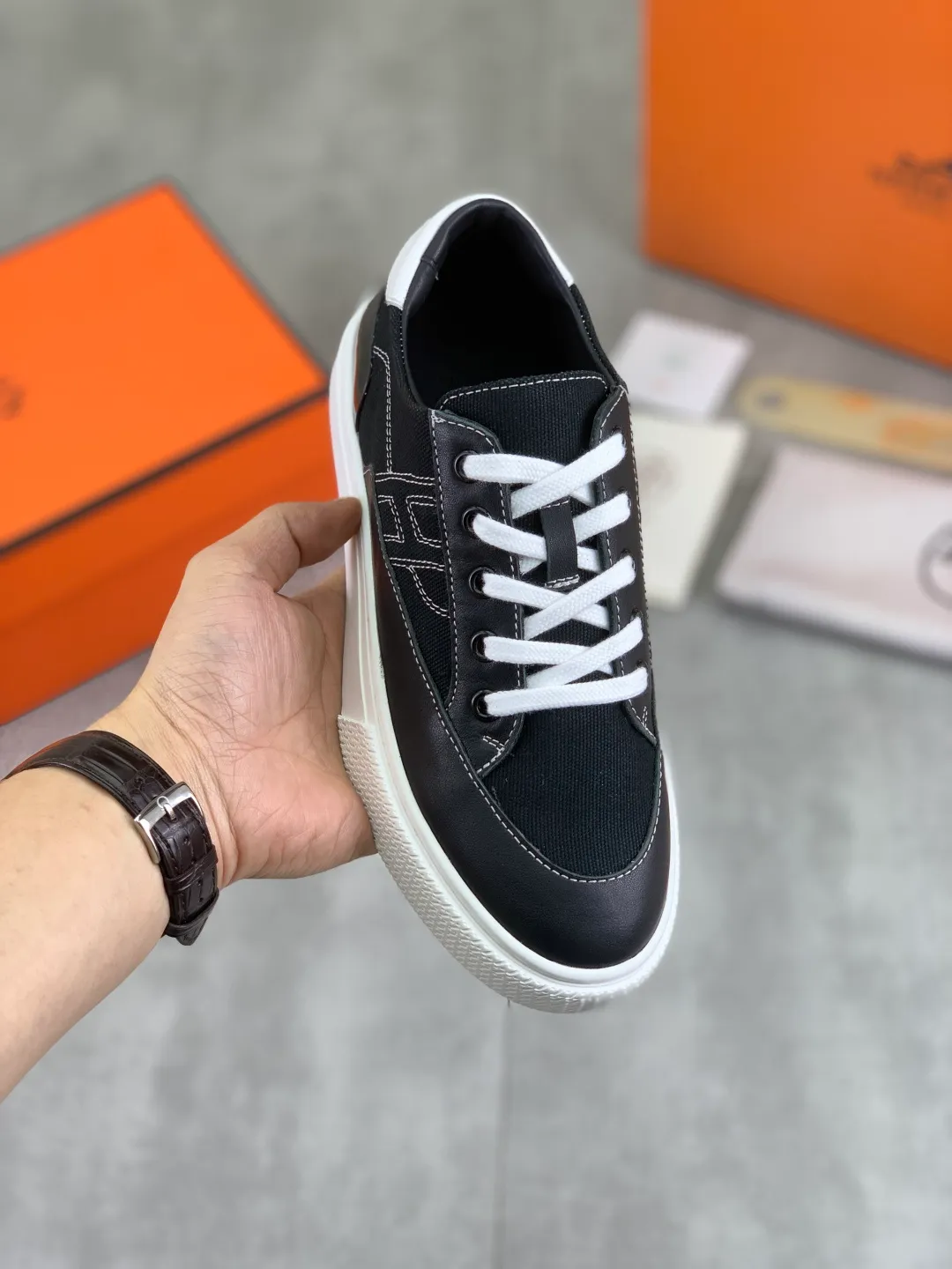 Men's men's shoes 💰P640 new top version original order Hermes couples 🧑‍🤝‍🧑 style Drift Sneaker autumn new casual sports shoes original purchase development and production H family men's classic series technical breathable fabrics with cowhide casual sports shoes casual sports dad shoes combine high-tech breathable materials and cowhide, H family exclusive button decoration on the side The outsole is full of H italic design and bright colors to show vitality and continue the brand design inspiration. Stroll around the city lightly and feel free and comfortable. Exquisite packaging at the delivery counter🛍📦 ▪️Fabric: original customized breathable material + first layer of cowhide ▪️Inner: cowhide feet ▪️Outsole: molded and evacuated PU+TPU material ▪️Size: 35-45 Multiple colors available Premium packaging